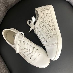 Brand new! Worn once! Young girls Report sneakers